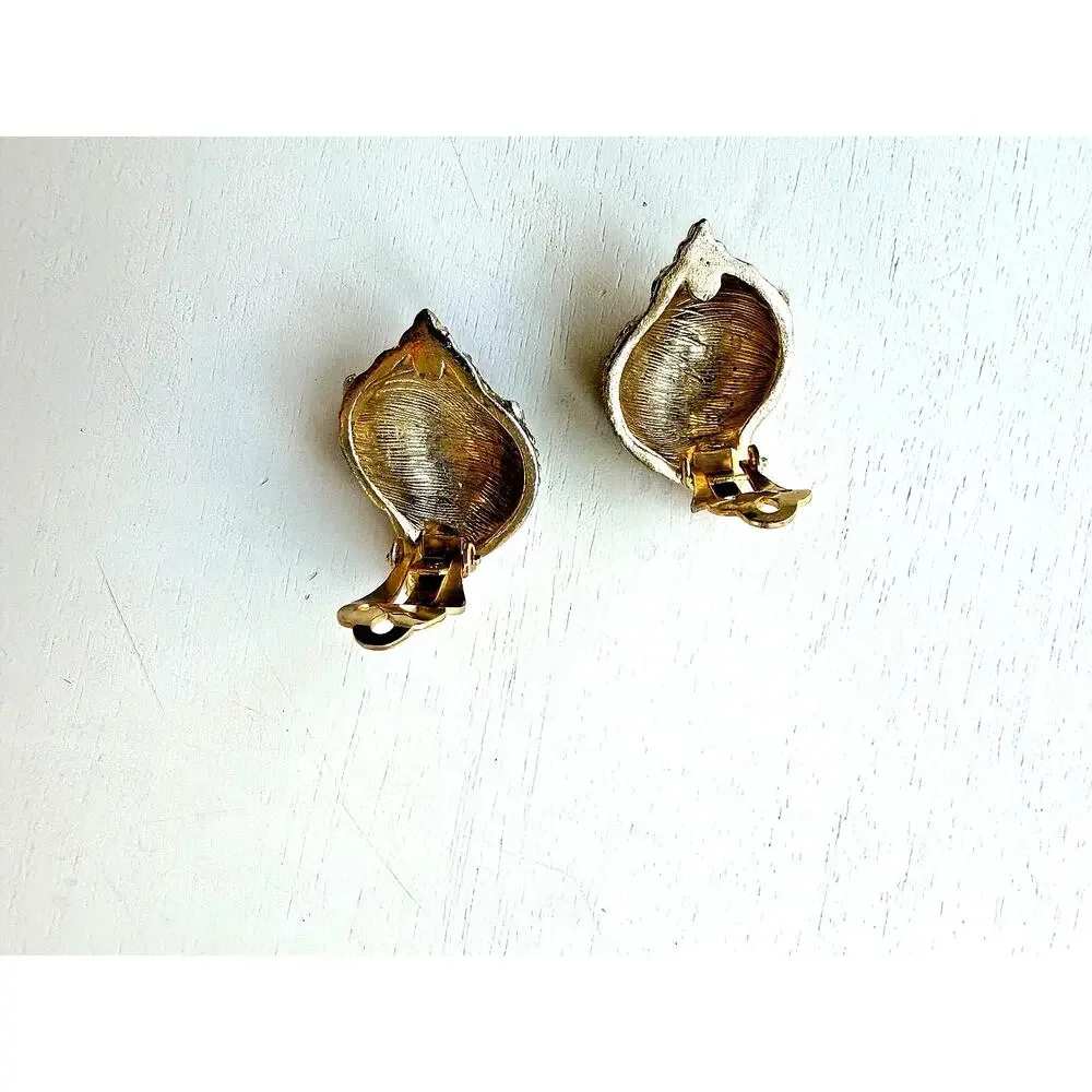 Vtg KJL Kenneth Jay Lane Signed Gold Tone Rhinestone Conch Shell Clip Earrings